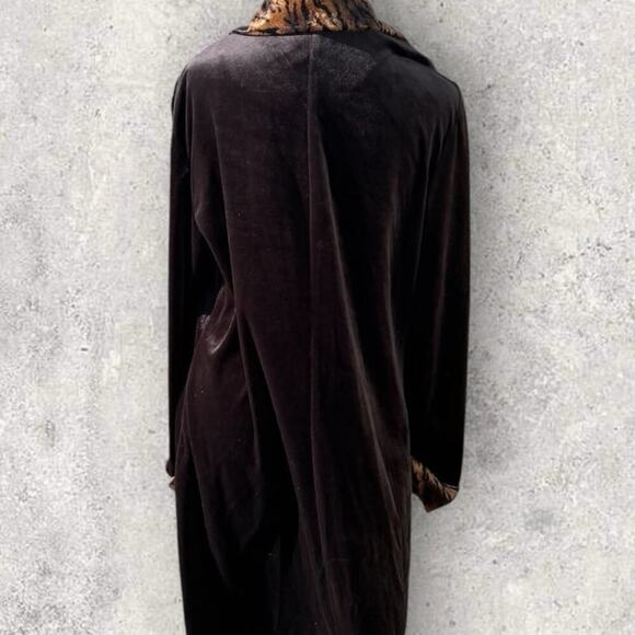 Bentley women’s size 12 black velvet velour, button-down leopard collar top - Picture 4 of 12
